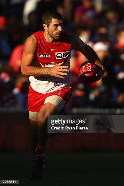Heath Grundy of the Swans looks upfield during the round eight AFL match between the Western Bulldogs and the Sydney Swans at Manuka Oval on May 15,...
