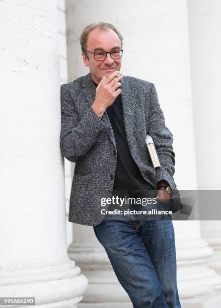 Der österreichische Autor Robert Menasse blickt am am Rande einer Lesung im Literaturhaus in Frankfurt am Main in die Kamera. Er ist mit seinem Roman...