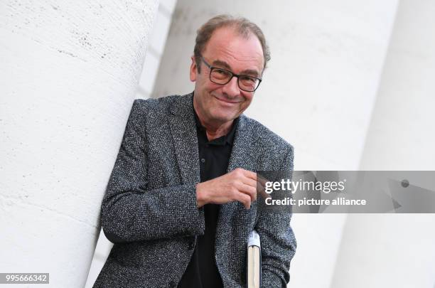 Der österreichische Autor Robert Menasse blickt am am Rande einer Lesung im Literaturhaus in Frankfurt am Main in die Kamera. Er ist mit seinem Roman...