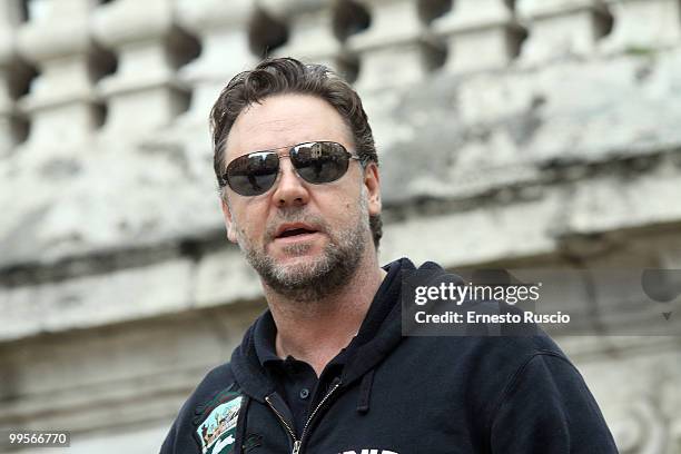 Australian actor Russell Crowe performs unplugged in Piazza di Spagna on May 15, 2010 in Rome, Italy.