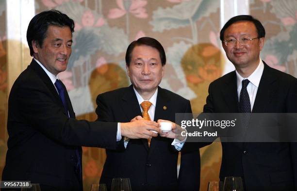 Foreign Ministers Katsuya Okada of Japan, Yu Myung-hwan of South Korean and Yang Jiechi of China toast during a dinner on May 15, 2010 in Gyeongju,...