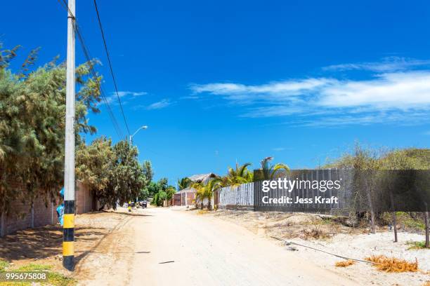 sandy road in mancora, peru - mancora 個照片及圖片檔