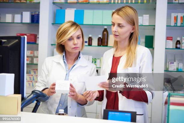 two pharmacists working together in pharmacy - westend61 stockfoto's en -beelden