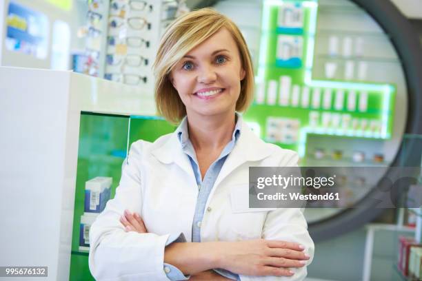 portrait of smiling pharmacist - westend photos et images de collection