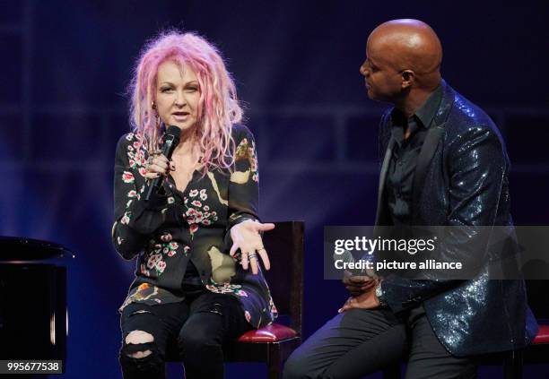 Die US-amerikanische Sängerin Cyndi Lauper und der Moderator Yared Dibaba unterhalten sich am The singer Cyndi Lauper and the moderator Yared Dibaba...