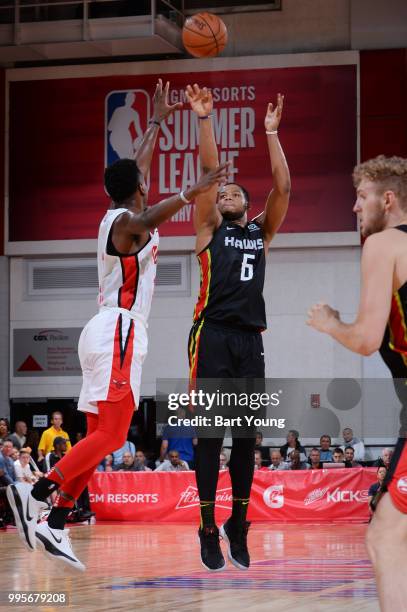 Omari Spellman of the Atlanta Hawks shoots the ball against the Chicago Bulls during the 2018 Las Vegas Summer League on July 10, 2018 at the Cox...