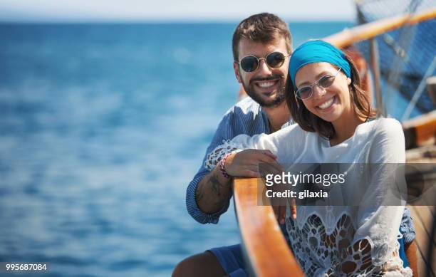 paar auf einem segelboot - gilaxia stock-fotos und bilder