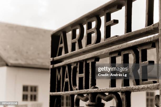 arbeit macht frei - arbeit macht frei photos et images de collection