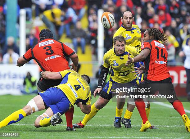 Toulon's winger Lovobalalu and Clermont's French number eight Elvis Vermeulen try to catch the ball during the French Top 14 semi final rugby match...