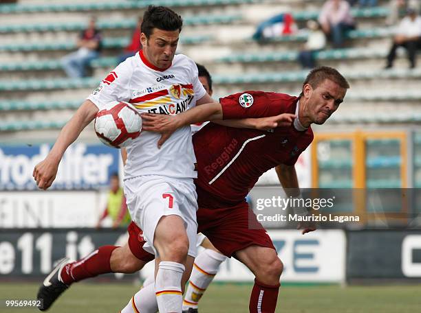 Carlos Valdez of Reggina Calcio battles for the ball with Samuel Di Carmine of Gallipoli Calcio during the Serie B match between Reggina Calcio and...