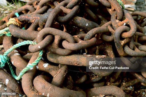 close-up of rusty broad metal chain at nesseby, northern norway - comté de troms photos et images de collection