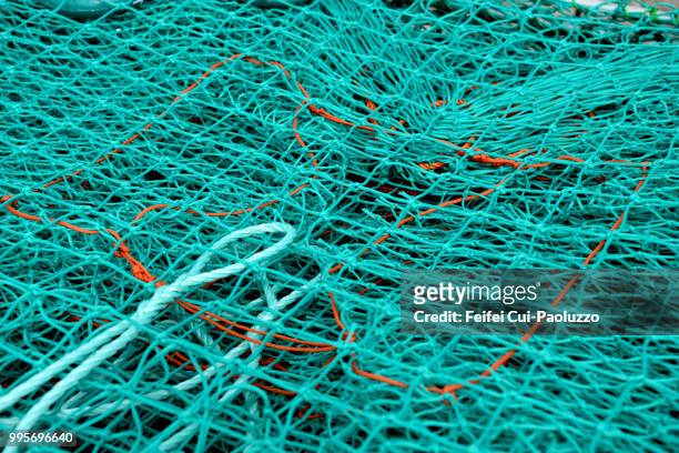close-up of turquoise colored fishing net at nesseby, northern norway - comté de troms photos et images de collection
