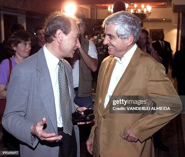 Paris Mayor Bertrand Delanoe speaks with French Presidential candidate for the Citizens Movement Party Jean-Pierre Chevènement 29 January, 2002...