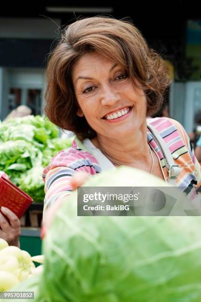 senior vrouw boodschappen te doen - bakibg stockfoto's en -beelden