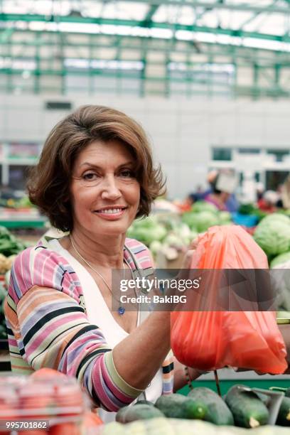 senior vrouw boodschappen te doen - bakibg stockfoto's en -beelden