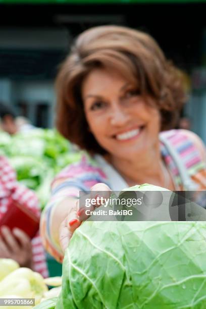 senior vrouw boodschappen te doen - bakibg stockfoto's en -beelden