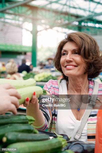 senior vrouw boodschappen te doen - bakibg stockfoto's en -beelden