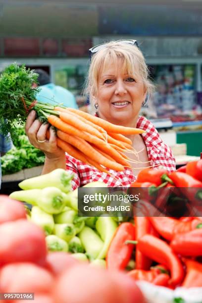 senior fwoman boodschappen te doen - bakibg stockfoto's en -beelden