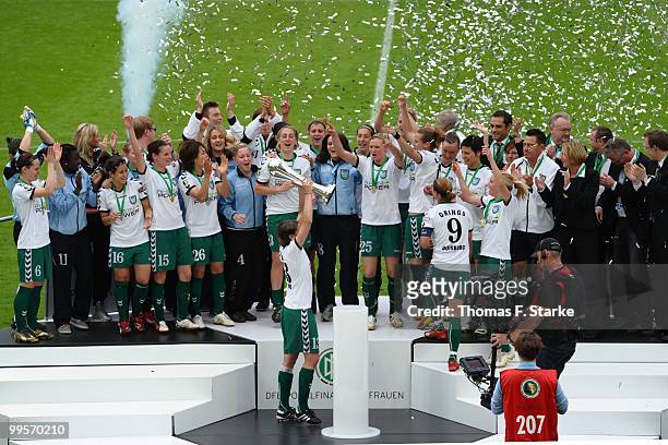 Players of Duisburg celebrate winning the final after the DFB Women's Cup final match between FCR 2001 Duisburg and FF USV Jena at RheinEnergie...