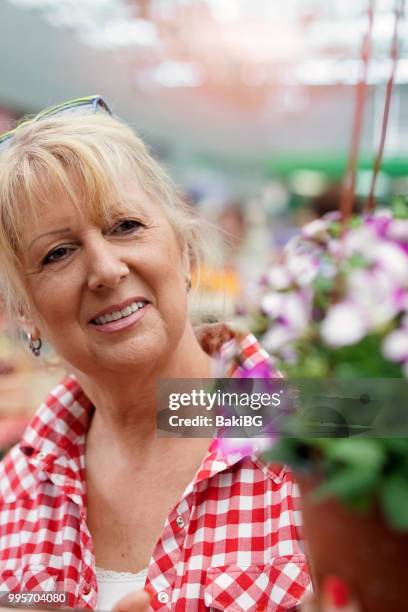 senior fwoman boodschappen te doen - bakibg stockfoto's en -beelden