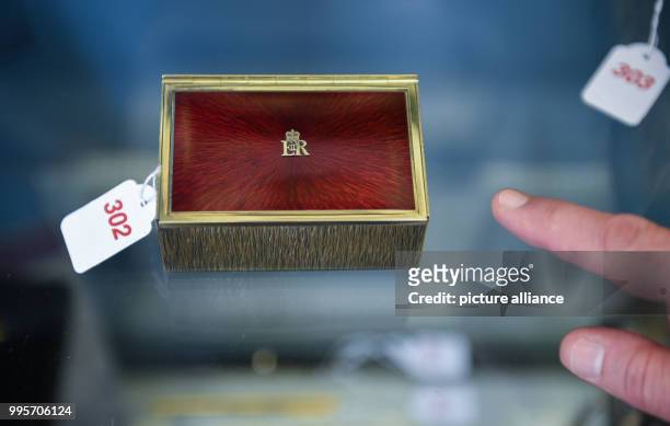 Casket, a present from the British royal family, on display at the Auktionshaus Stahl auction house in Hamburg, Germany, 29 September 2017....