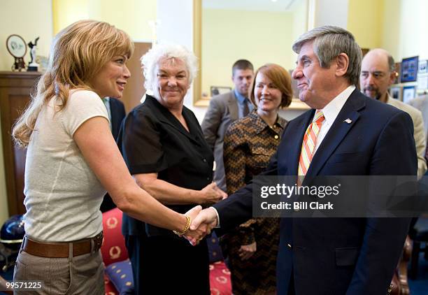 From left, actress Lauren Holly, actress Tyne Daly, actress Laura Innes, Sen. Ben Nelson, D-Neb., and actor Richard Schiff talk in Sen. Nelson's...