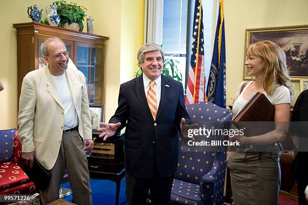 From left, writer and producer Tom Fontana, Sen. Ben Nelson, D-Neb., and actress Lauren Holly talk in Sen. Nelson's office during The Creative...