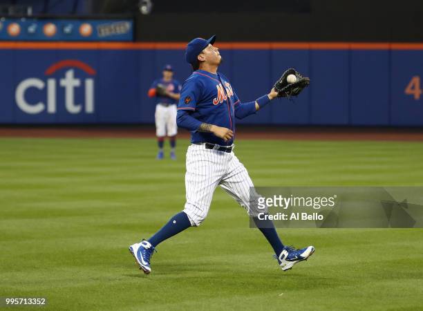 Wilmer Flores of the New York Mets makes an over the shoulder catch against Scott Kingery of the Philadelphia Phillies in the third inning during...