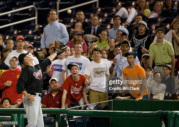 First Base Line Crowd 4,993 First Base Line Stock Photos, High-Res Pictures, and Images ...