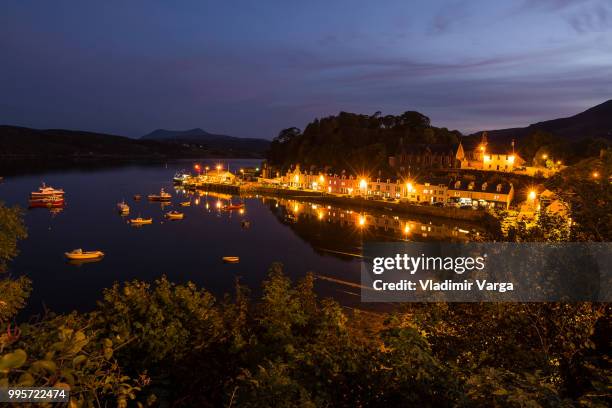 evening in portree - portree imagens e fotografias de stock