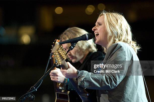 Melissa Etheridge accompanied by Phillip Sayce do their sound check before the start of day 3 of the 2008 Democratic National Convention at the Pepsi...