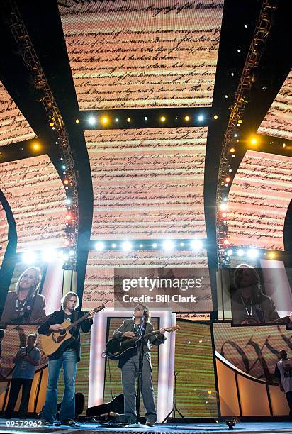 Melissa Etheridge accompanied by Phillip Sayce do their sound check before the start of day 3 of the 2008 Democratic National Convention at the Pepsi...