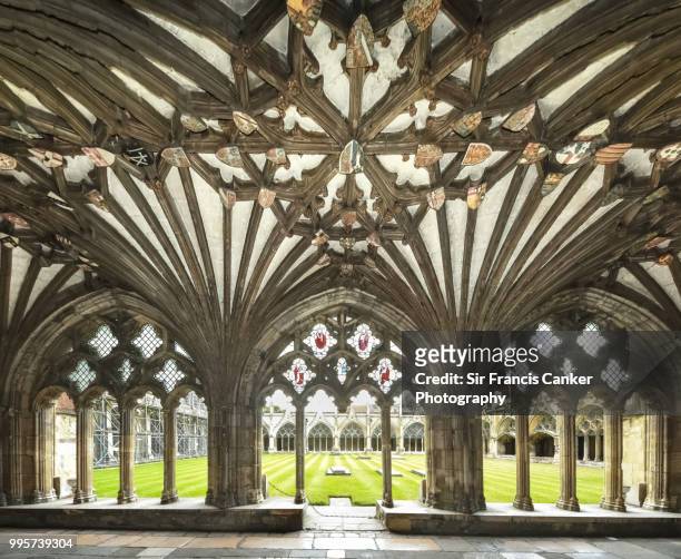 majestic tracery details in canterbury cathedral's gothic cloister in canterbury, kent, england, uk, a unesco heritage site - canterbury photos et images de collection
