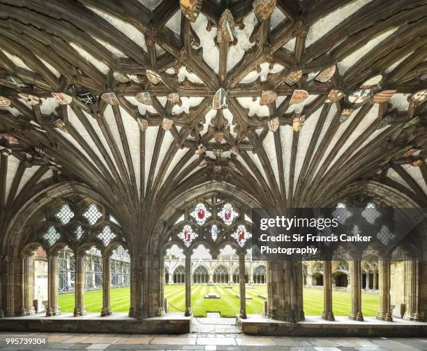 majestic tracery details in canterbury cathedral's gothic cloister in canterbury, kent, england, uk, a unesco heritage site - kathedraal van canterbury stockfoto's en -beelden