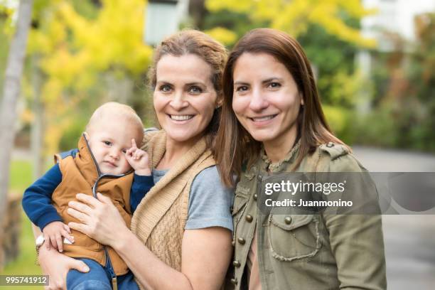 couple de lesbiennes posant avec leur fils - juanmonino photos et images de collection