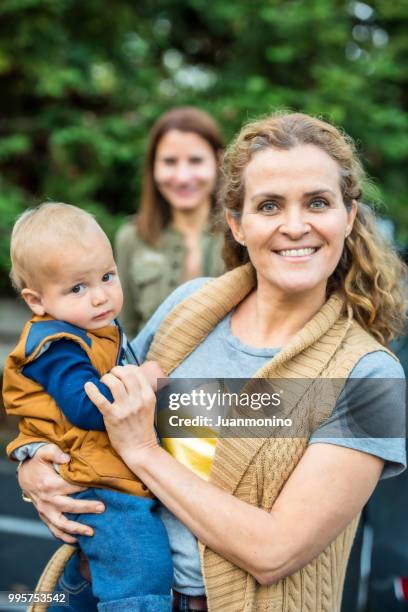 couple de lesbiennes posant avec leur fils - juanmonino photos et images de collection