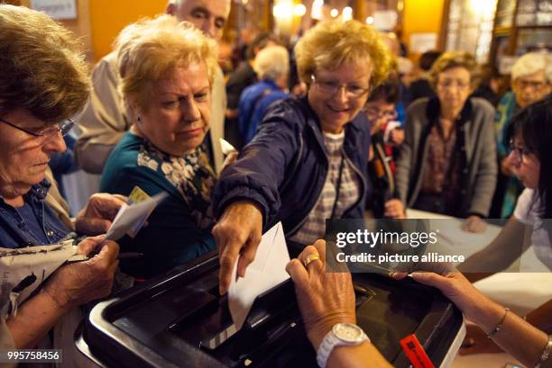 Woman casts her ballot during the Catalan independence referendum at Escola de Treball school in Barcelona, Spain, 1 October 2017. Photo: Nicolas...