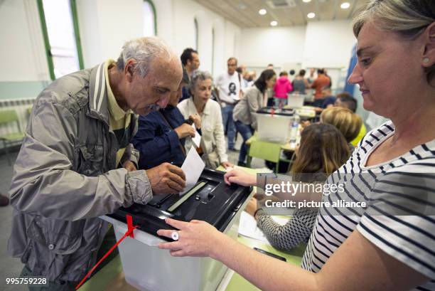 Man casts his ballot during the Catalan independence referendum at Escola de Treball school in Barcelona, Spain, 01 October 2017. Photo: Nicolas...