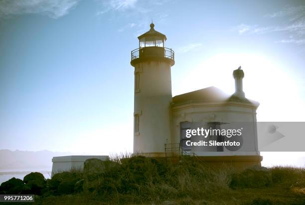 derelict lighthouse among sand dunes on oregon coast - silentfoto stock-fotos und bilder