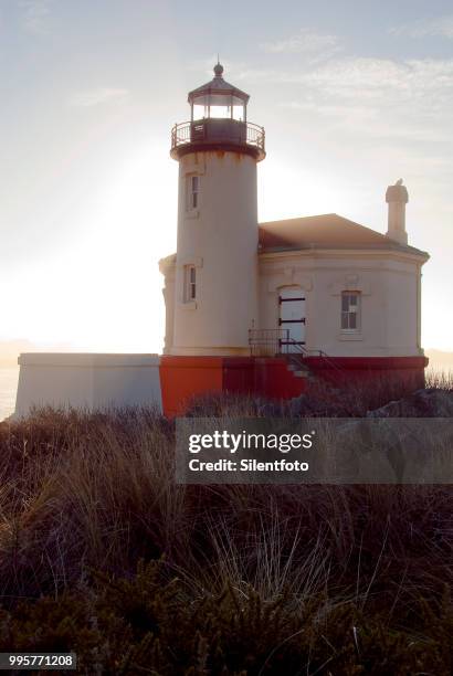 derelict lighthouse among sand dunes on oregon coast - silentfoto stock-fotos und bilder