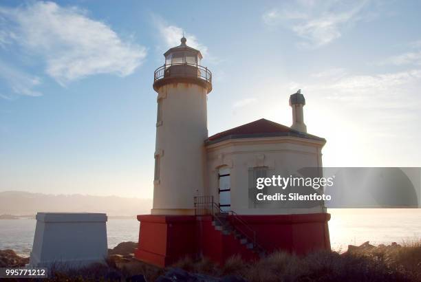 derelict lighthouse among sand dunes on oregon coast - silentfoto 個照片及圖片檔