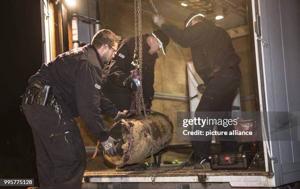 Dpatop - Members of a bomb disposal unit secure a 250-kilogramme World War II aerial bomb for transport in Berlin, Germany, 03 October 2017.The bomb...