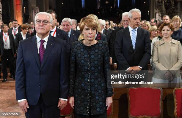 Bundespräsident Frank-Walter Steinmeier und seine Ehefrau Elke Büdenbender haben am bei der zentralen Feier zum Tag der Deutschen Einheit in Mainz im...