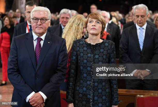 Bundespräsident Frank-Walter Steinmeier und seine Ehefrau Elke Büdenbender haben am bei der zentralen Feier zum Tag der Deutschen Einheit in Mainz im...