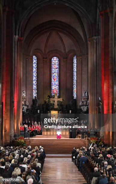 Der Mainzer Bischof Peter Kohlgraf eröffnet am bei der zentralen Feier zum Tag der Deutschen Einheit in Mainz den Gottesdienst im Dom. Die Feier...