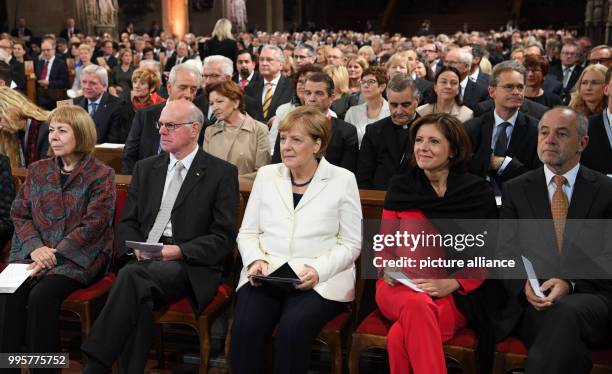 Dpatop - Gertrud Lammert , the outgoing president of the German Bundestag Norbert Lammert, German Chancellor Angela Merkel , the...