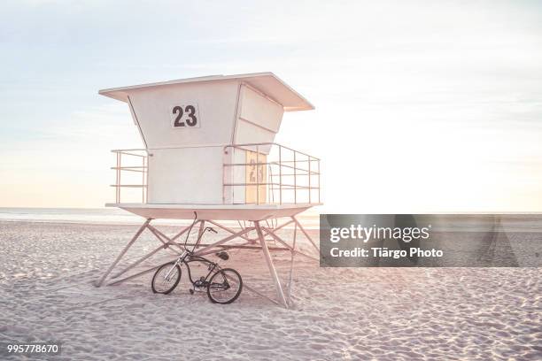 ocean 23 - lifeguard tower fotografías e imágenes de stock