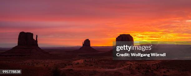 monument valley sunrise - wolfgang wörndl 個照片及圖片檔