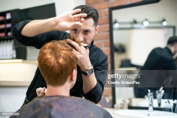 männliche kunden erste haarschnitt von designer label - male hair removal stock-fotos und bilder