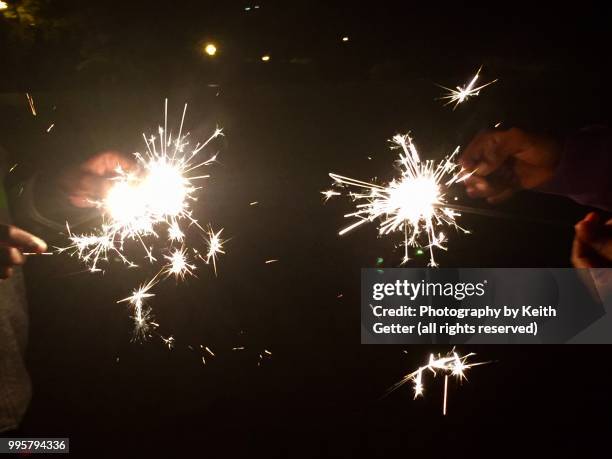 youngsters playing with sparklers to celebrate july 4th usa independence day holiday - fort greene photos et images de collection